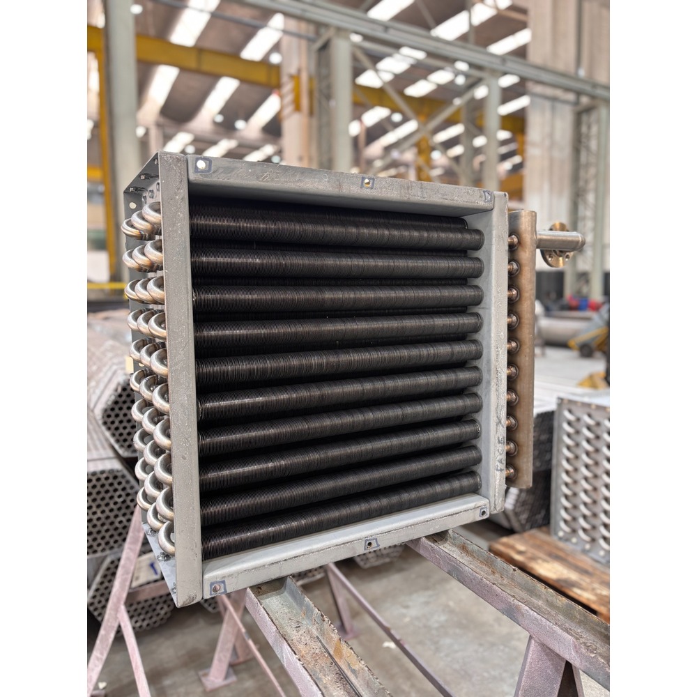 Radiador industrial de grande porte em manutenção
