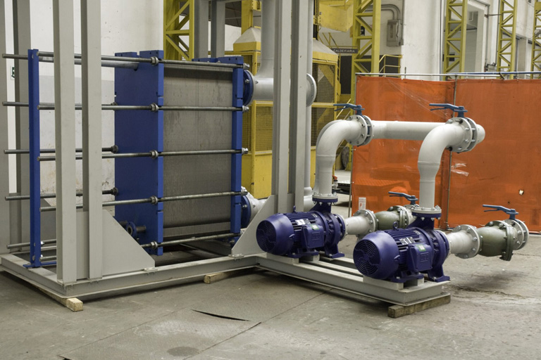 Trocador de calor de placas em ambiente industrial